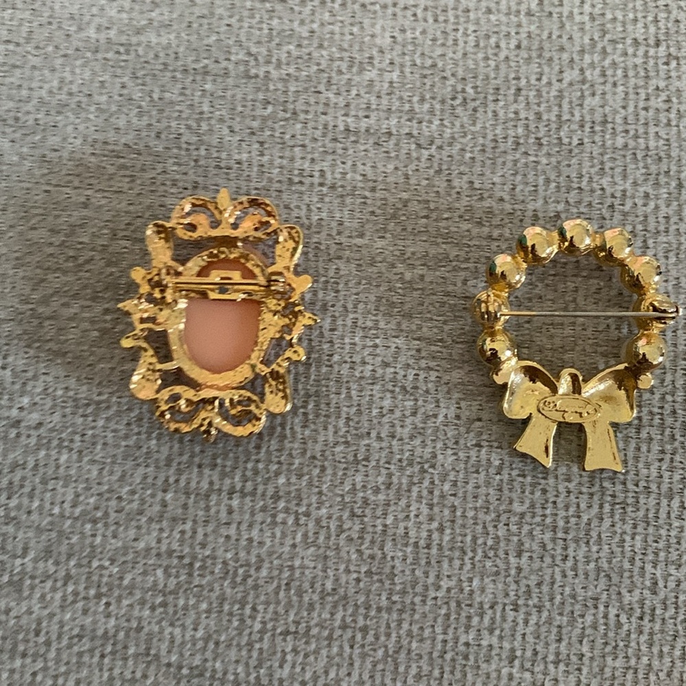 Set of 2 Gold Cameo & Pearl Wreath Brooch Set - Picture 2 of 2